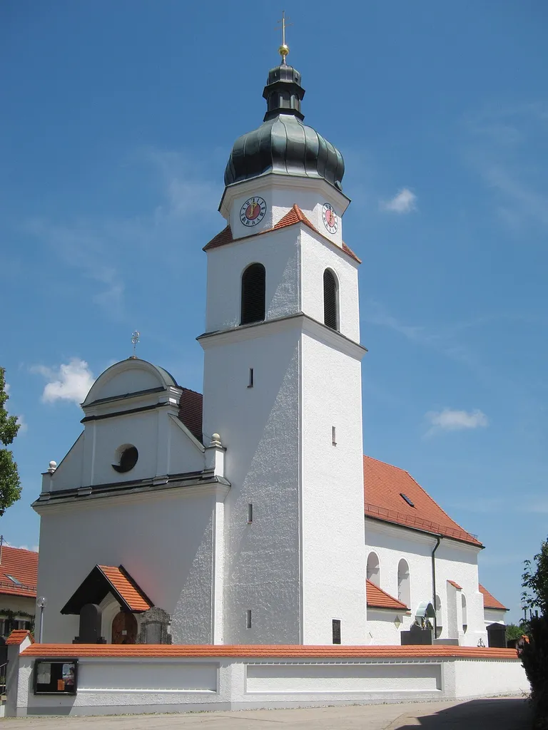 Pemmering; katholische Pfarrkirche St. Margareth, langgestreckter Saalbau mit leicht eingezogenem polygonalem Chorabschluss, angefügter Sakristei und Westturm mit Spindelhelm, Chor spätgotisch, Langhaus 17./18. Jahrhundert, nach Brand 1776 umgebaut.