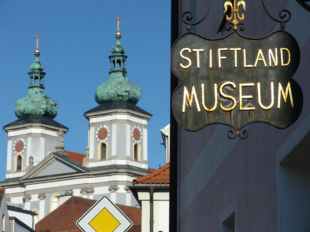 Am Stiftlandmuseum in Waldsassen. Im Hintergrund die beiden Türme der Basilika. (2005)