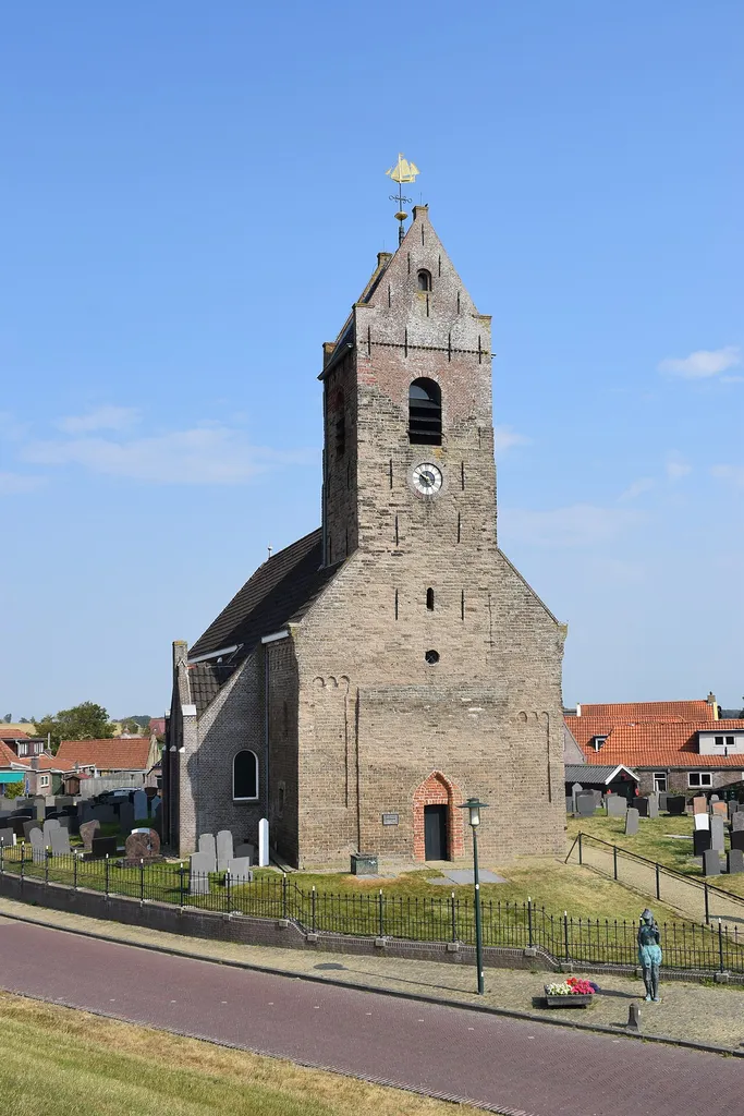 Vue de l'église de Wierum en Frise (Pays-Bas).