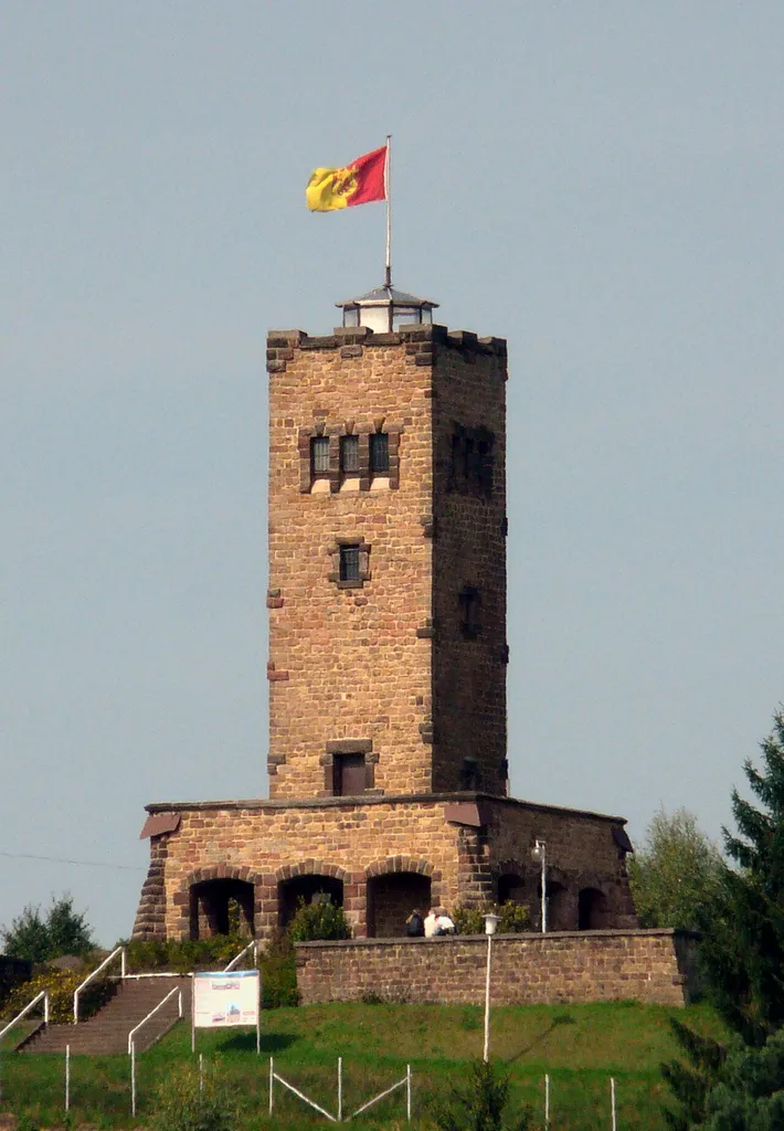 Bildinhalt: Der Galgenbergturm in Spiesen-Elversberg vom Spieser Hungerpfuhl aus herangezoomt Aufnahmeort: Spiesen-Elversberg, Deutschland