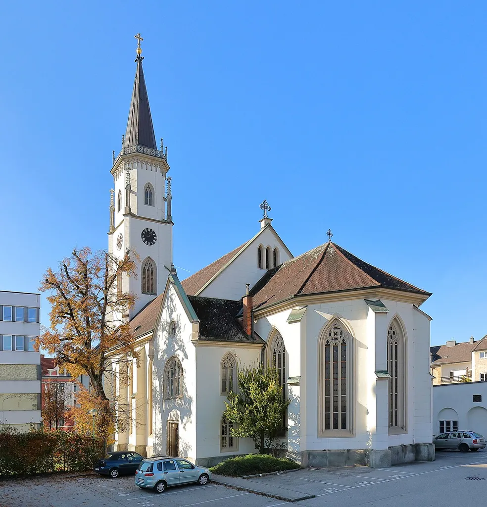 Ostansicht der evangelischen Christuskirche in der oberösterreichischen Stadt Wels. Sie war die 1. evangelische Kirche Österreichs, die einen Turm mit Geläute hatte.Die Kirche wurde von 1849 bis 1852 nach Plänen des Nürnberger Carl Alexander Heideloff unter der Bauleitung des Hannoveraner Architekten Michael Geiger im neogotischen Stil errichtet. Das Langhaus ist dreischiffig und hat fünf Joche. Der 60 Meter hohe Westturm erhielt erst 1860 seine heutige Form.