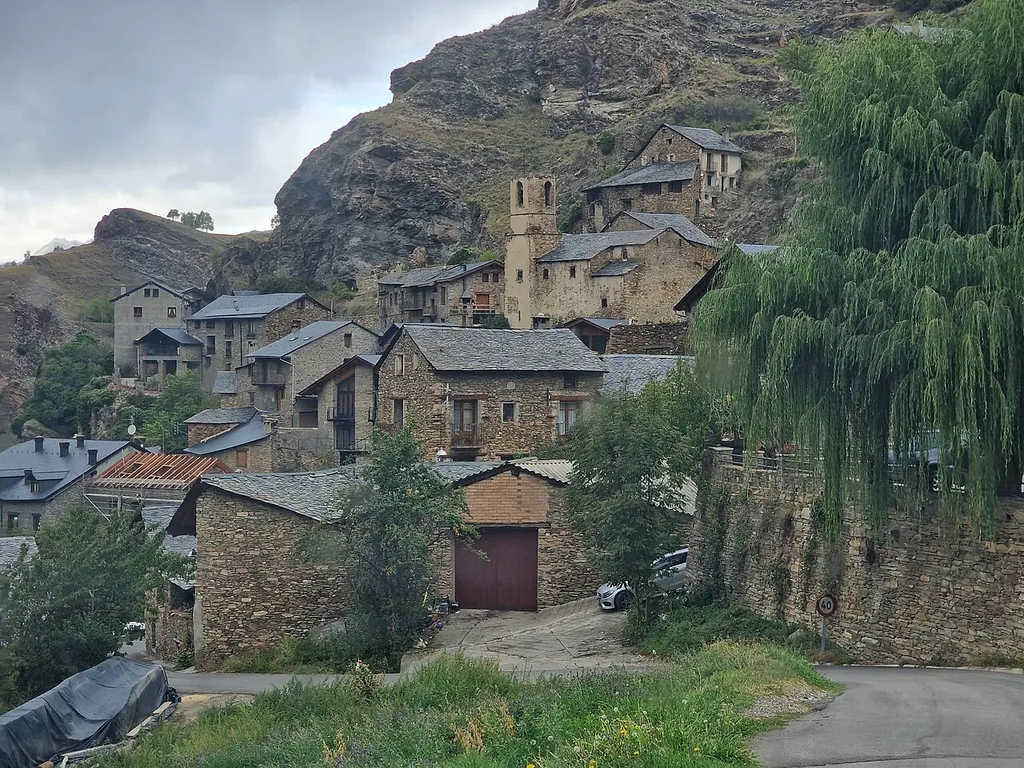 Vista de l'Església parroquial de Sant Bartomeu a l'entorn de Burg