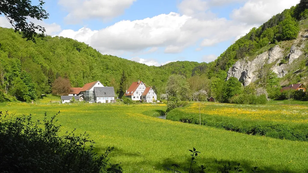 Blaustein-Lautern – Naturschutzgebiet „Kleines Lautertal“, Talaue mit Felsen