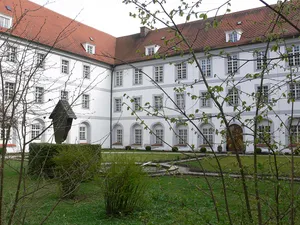 Klosteranlage des ehemaligen Augustiner-Chorherrenstiftes, jetzt Kloster St. Vinzenz der Barmherzigen Schwestern vom heiligen Vinzenz von Paul