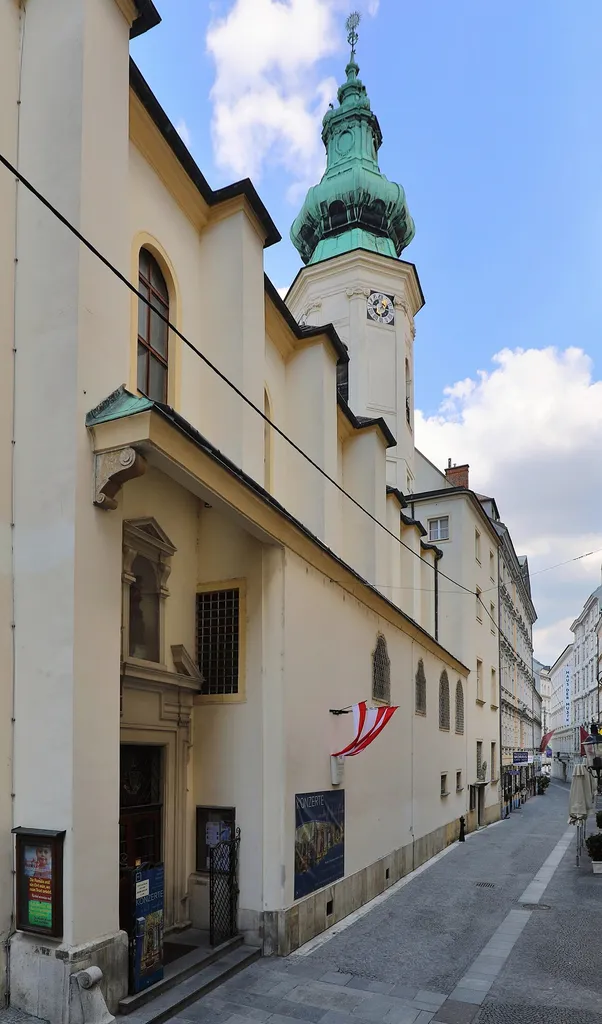 Westansicht der Annakirche im 1. Wiener Gemeindebezirk (Annagasse 3B).Die Kirche wurde ab 1514 als Spitalskirche errichtet und 1518 zu Ehren der hl. Anna geweiht. Anfang der 1630er Jahre wurde sie vergrößert und in frühbarocken Jesuitenstil umgebaut. Ab 1716 wurde unter der Regie des Jesuitenfraters und Malers Christoph Tausch (1673–1731) die ganze Kirche neu ausgestaltet. Nach einen Brand in der Nacht vom 25./26. Juni 1747 stürzte der Glockenturm ein, weiters wurden die Deckenfresken und das Hochaltarbild zerstört. Der Turm wurde in etwas veränderter Form wieder errichtet und 1751 malte Daniel Gran (1694–1757) die Deckenfresken sowie das Hochaltarbild neu (Quelle: The Best Kunstverlag: 500 Jahre St. Annakirche; ISBN 978-3-902809-37-7).