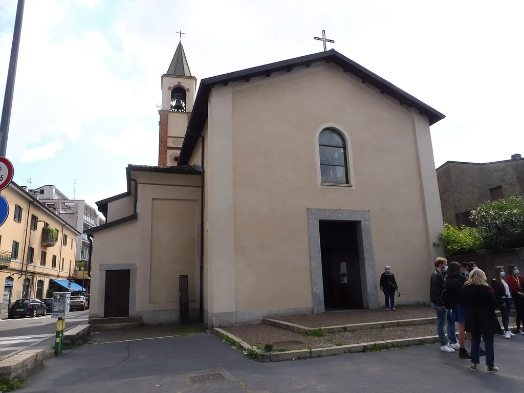 Milano, Ortica, SS. Faustino e Giovita, facciata sulla via Gian Antonio Amadeo; a sinistra, via Ortica.