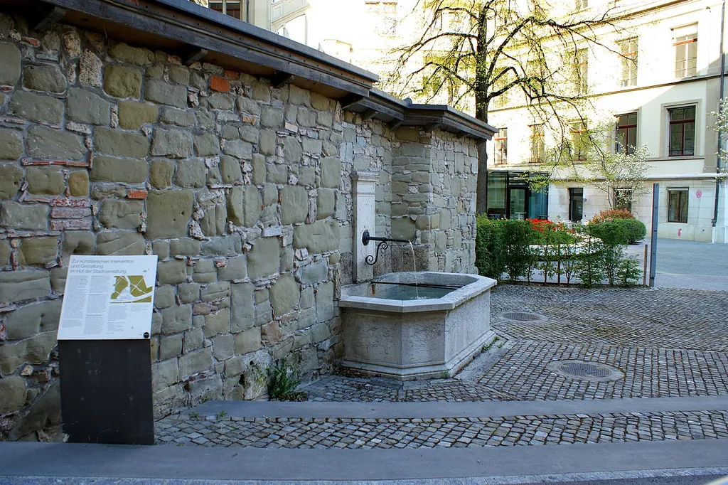 Brunnen im Brunnen im Innenhof des ehemaligen Gebäudes der Schweizer Mobiliar
