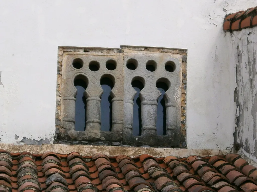 Iglesia de Santiago El Mayor de Sariego. Ventana doble labradas en piedra.