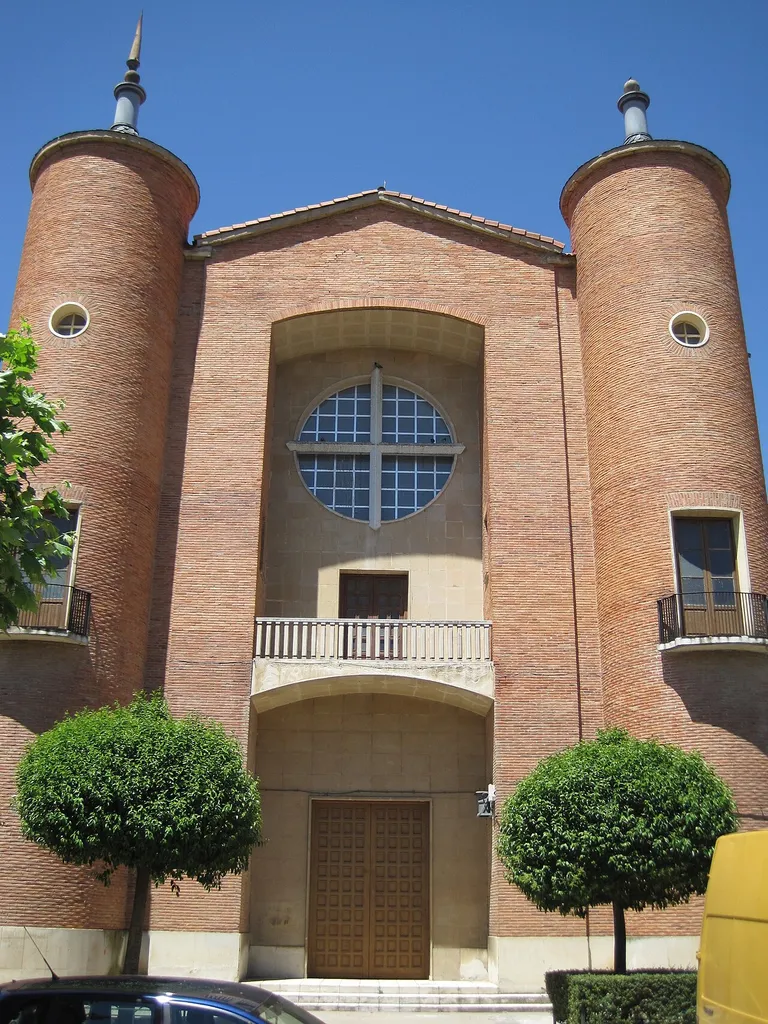 Fachada de la iglesia de San Pío X, en Valladolid (España).
