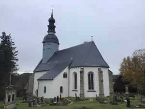Reinhardtsdorf village church and churchyard as a whole