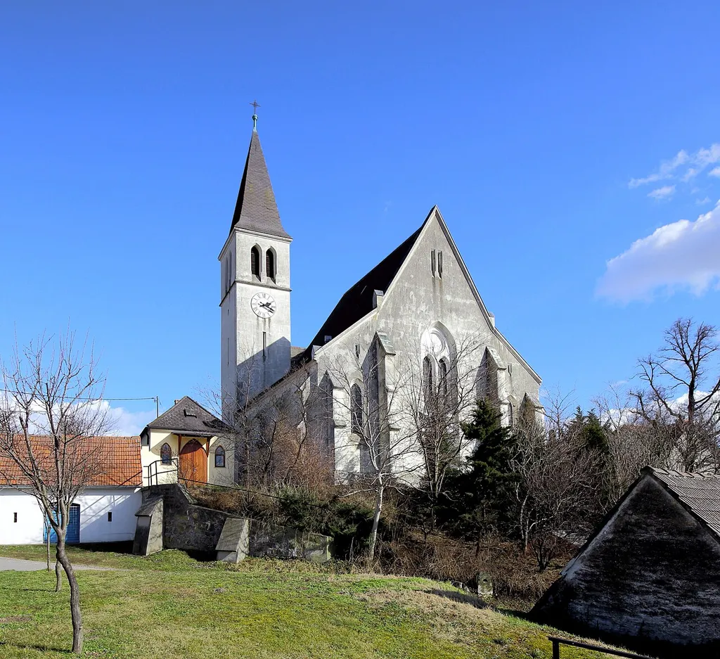 Westansicht der katholischen Pfarrkirche hl. Ulrich in der niederösterreichischen Gemeinde Stetten.