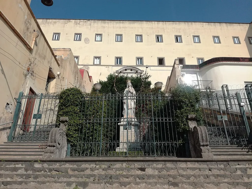 Uno degli ingressi del Complesso di Suo Orsola Benincasa (Napoli)