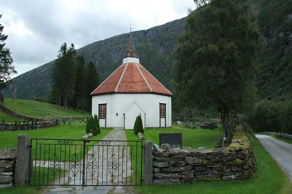 Romfo kirke er en åttekantet kirke fra 1821 i Sunndal kommune, Møre og Romsdal fylke.