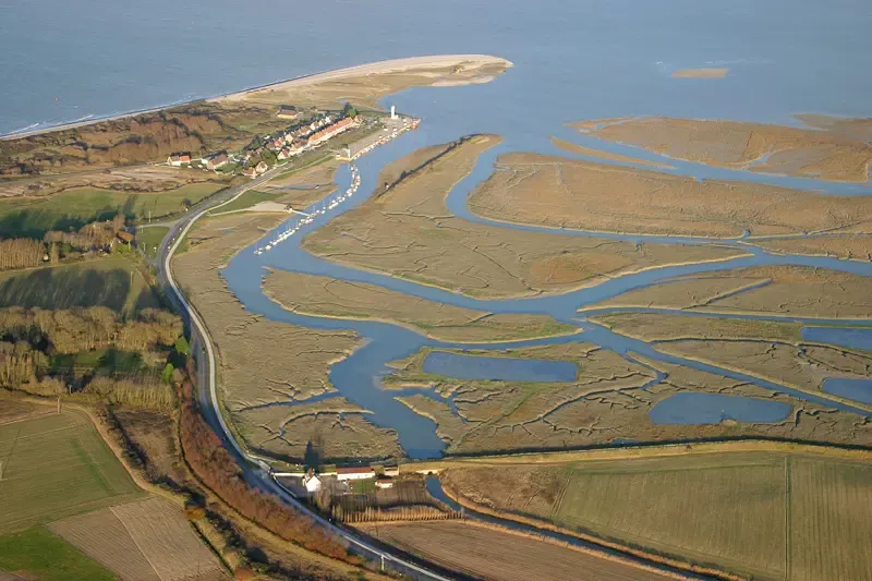 Le Hourdel, ses vasières et son port, sur l'estuaire de la Somme (Commune de Cayeux-sur-Mer), ancien port de pêche à marée haute.