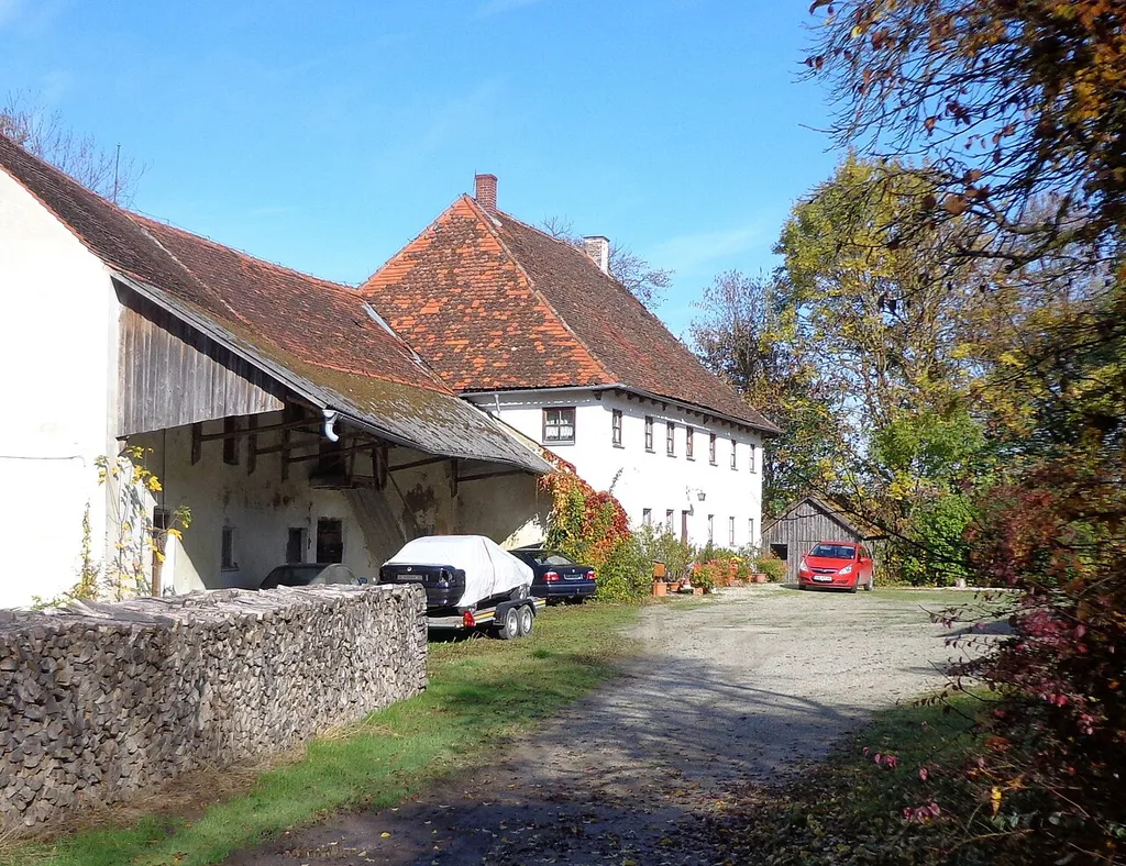 Stattlicher zweigeschossiger Walmdachbau, Erdgeschoss gemauert, Obergeschoss verschlemmter Blockbau, erbaut wohl um 1800 unter Einbeziehung von Resten der früheren Burg Wolfstein, Geburtsstätte des letzten Stauferkaisers Konradin, Keller tonnengewölbt, 16. Jh.;