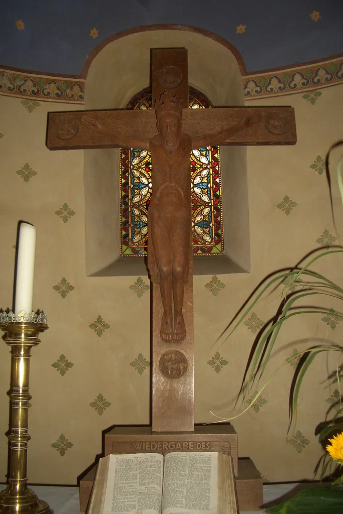 Nachbildung des Bockhorster Triumphkreuzes auf dem Altar der Dorfkirche
