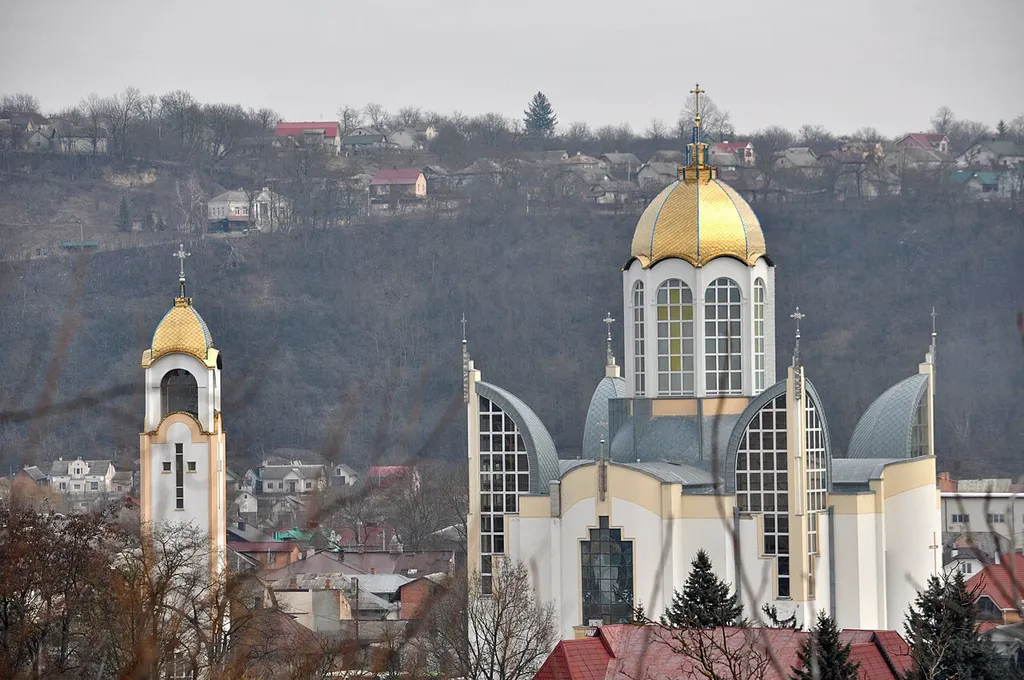 Катедральний храм верховних апостолів Петра і Павла в місті Чортків Тернопільської области України.