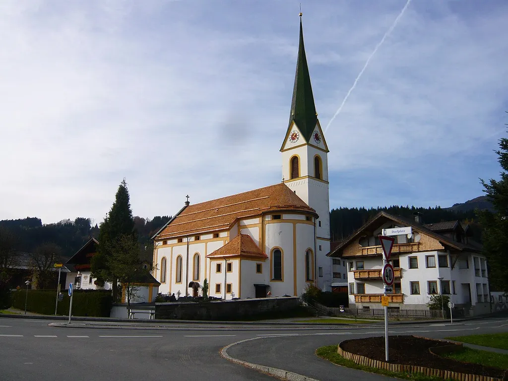 Kath. Pfarrkirche Hl. Geist mit Aufbahrungshalle - Angath