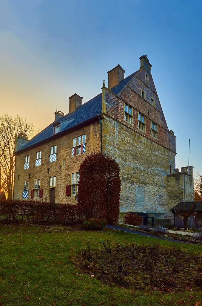 Das Hohe Haus ist als Burgmannshof Teil der ehemaligen Burg Nienborg bei Heek im Münsterland. This is a photograph of an architectural monument.It is on the list of cultural monuments of Heek, no. 14.