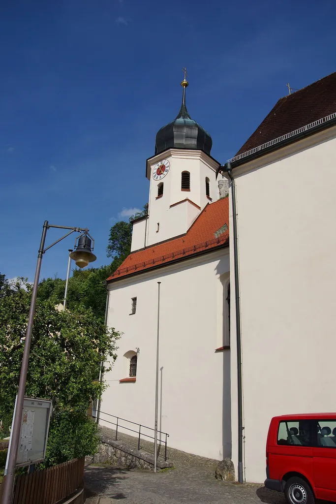 Die katholische Pfarrkirche Mariä Himmelfahrt in Kipfenberg im Altmühltal