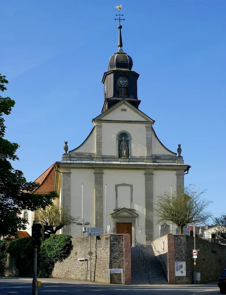 The imposing front of the parish church St. Cyriakus in Mömbris.