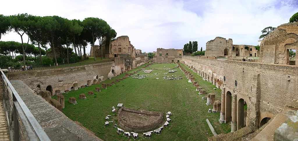El Estadio Palatino fue la tercera parte del palacio de Domiciano en la Colina Palatina de Roma .