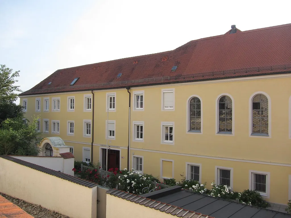 Ruprechtsberg 1; ehemaliges Wallfahrtspriesterhaus und Priesterseminar, jetzt Kloster der Armen Schulschwestern (seit 1915), dreigeschossige Vierflügelanlage mit Walmdach und integrierter Hauskapelle, Südtrakt erbaut 1717, erweitert zur Vierflügelanlage mit Kapelle 1776.