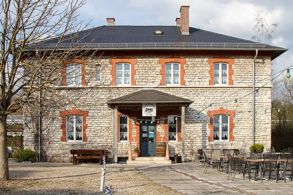 This is a photograph of an architectural monument.It is on the list of cultural monuments of Bayern, no. D-1-76-114-69.