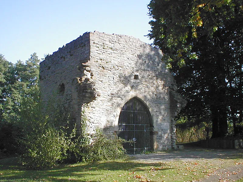 Reste des Turms der gotischen Kirche der ehemaligen Siedlung Helmbund, aus der Neuenstadt am Kocher hervorgegangen ist. Bis ins 18. Jhd. Grablege verschiedener regionaler Adliger, darunter die Herren von Weinsberg. Baden-Württemberg, Germany