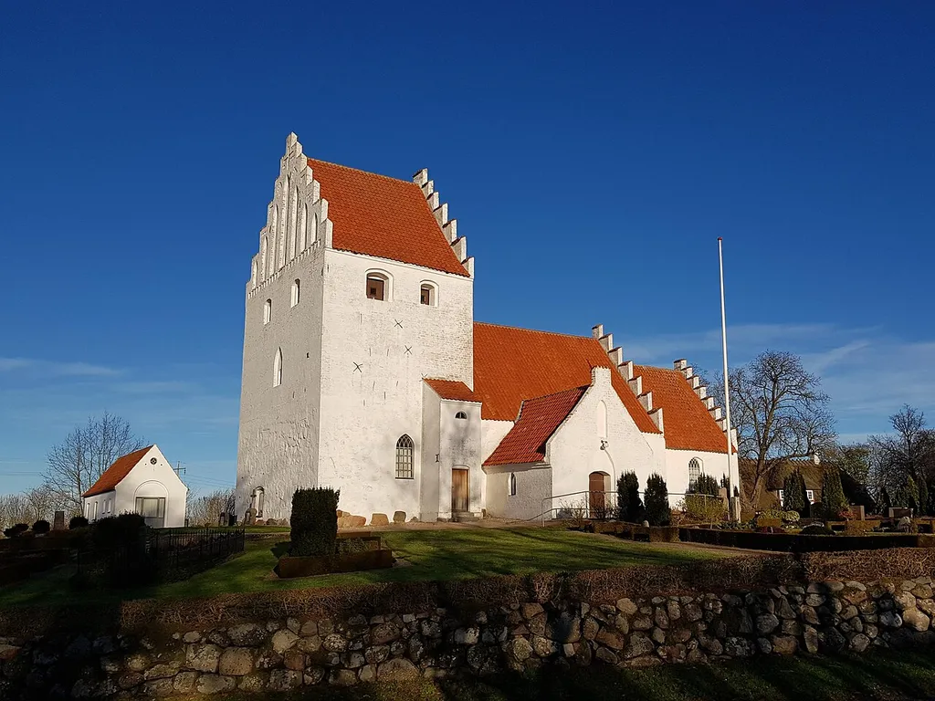 Kullerup Kirke set fra modsatte side af Ferritslevvej