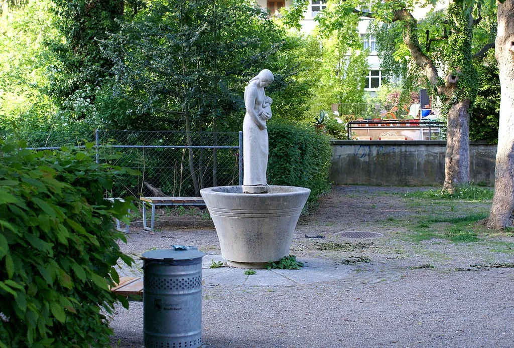 Brunnen Spielplatz Untere Humboldtstrasse mit Marmorskulptur Mutter mit Säugling.