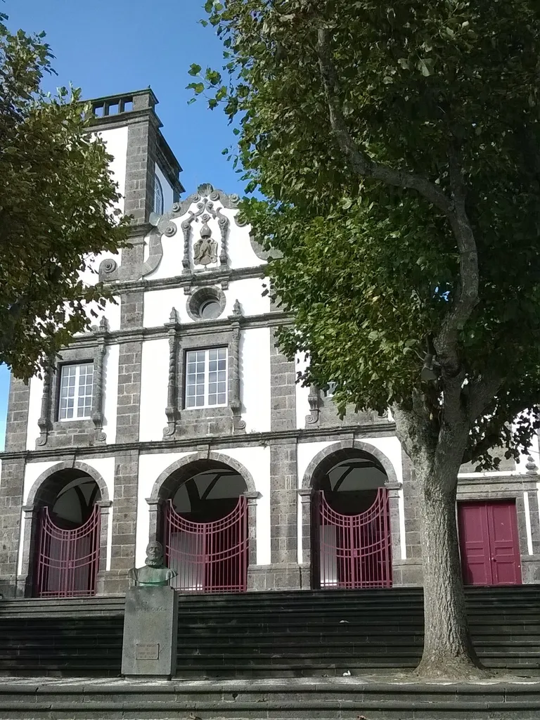 Igreja da Graça, freguesia de São Pedro, cidade e concelho de Ponta Delgada, ilha de São Miguel, Região Autónoma dos Açores, Portugal. Na escadaria um busto, em bronze, de Luís de Camões, nome do largo fronteiro (Largo de Camões).