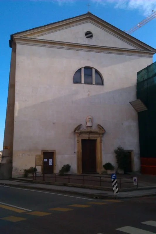Facciata della chiesa di Ognissanti a Padova.