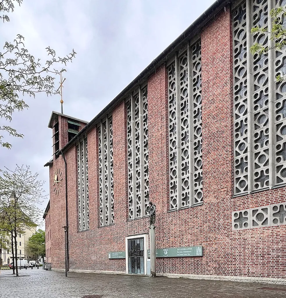 Feier und Gottesdienst in St. Lukas vor zweijähriger Schließung der Kirche und Umzug in die Gastkirche durch die Stadt nach St. Jakob am Anger, wo die "Armen Schulschwestern Unserer Lieben Frau" der Pfarrgemeinde für die kirchenlosen Zeiten Asyl gewährt.