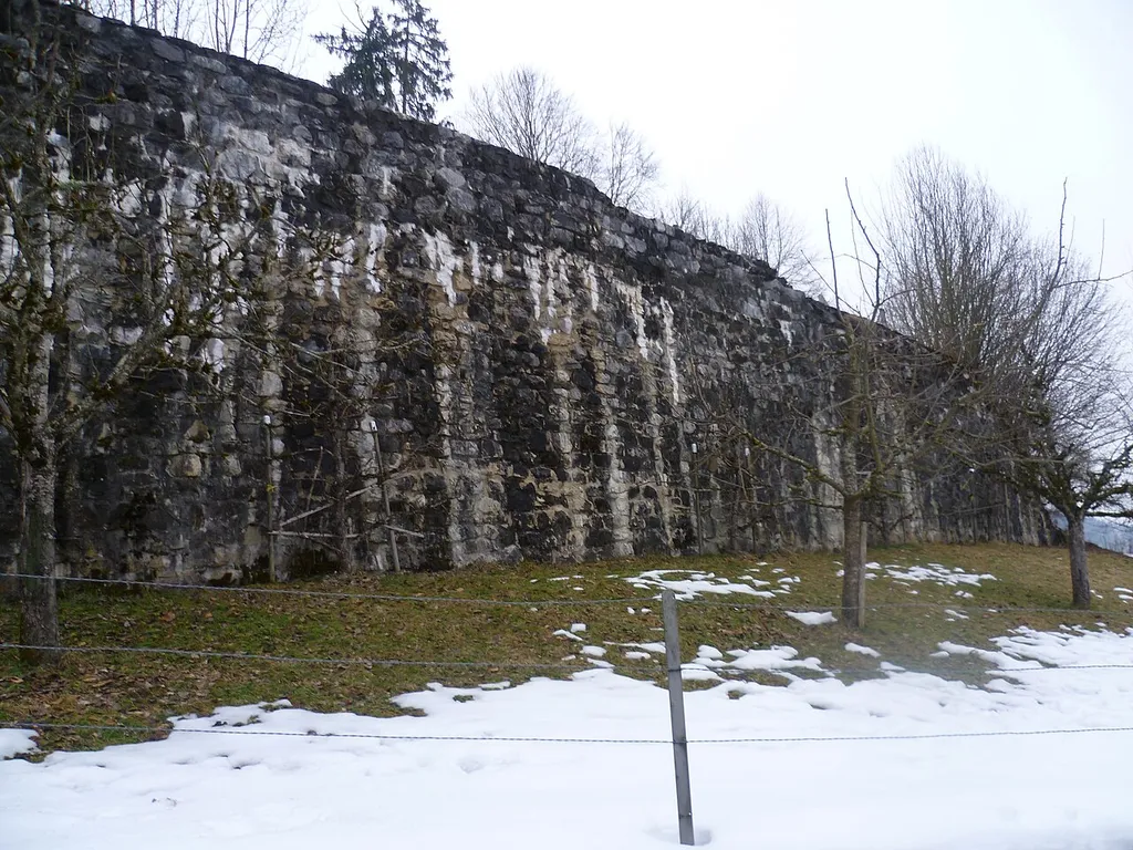 Die 45 Meter lange, gut erhaltene Südmauer der Burgruine Weissenburg in der Schweizer Gemeinde Därstetten.