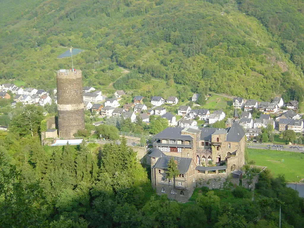Burg Bischofstein (Hintergrund: Burgen), Hatzenport Mosel