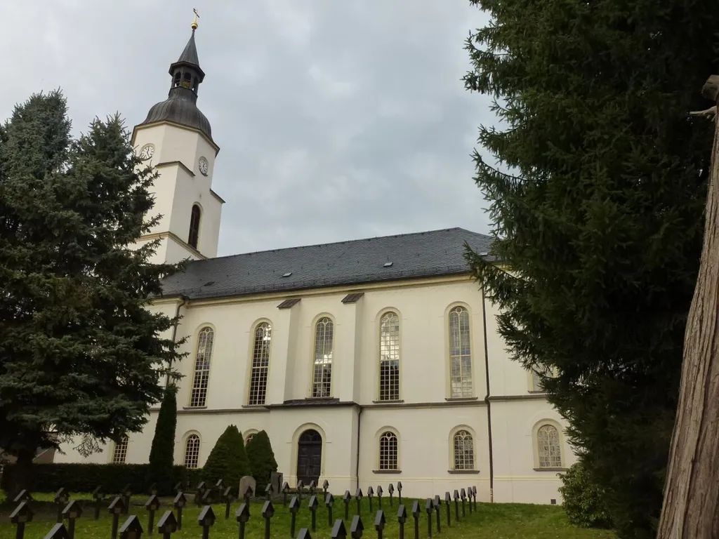 Kirche in Technitz mit Gräbern von Gefallenen im 2. Weltkrieg