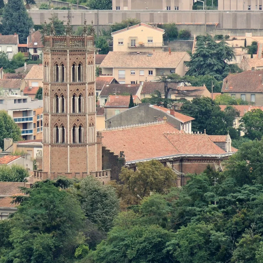 Cathédrale Saint-Antonin de Pamiers (Ariège - France), vue des coteaux au dessus de la ville.