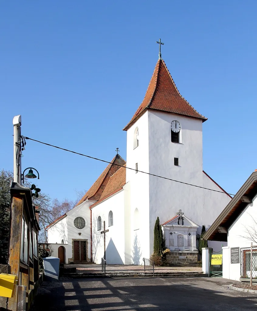 Kath. Pfarrkirche hl. Johannes der Täufer in Johannesberg, ein Ortsteil der niederösterreichischen Marktgemeinde Asperhofen. Ein im Kern romanische Chorturmkirche aus dem 12. Jahrhundert in erhöhter Lage. Vermutlich nach der Zerstörung durch die Türken Ende des 17. Jahrhunderst verändert. 1947/51 erfolgte eine großräumige Erweiterung Richtung Westen.