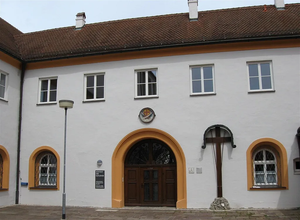 Harderstraße 4; Kloster, ehemaliges Minoriten-, jetzt Franziskanerkloster, Gründung Herzog Ludwigs II. des Strengen für 1275 überliefert; Vierflügelanlage mit Kreuzgang nördlich an die Kirche angebaut, jetziger Bestand weitgehend 1724-26, zum Teil über älterer Grundlage; mit Ausstattung. - Nördlich davon langgestreckter Satteldachbau, Rest einer ehemaligen Dreiflügelanlage, 1724-26, stark überarbeitet. D-1-61-000-162