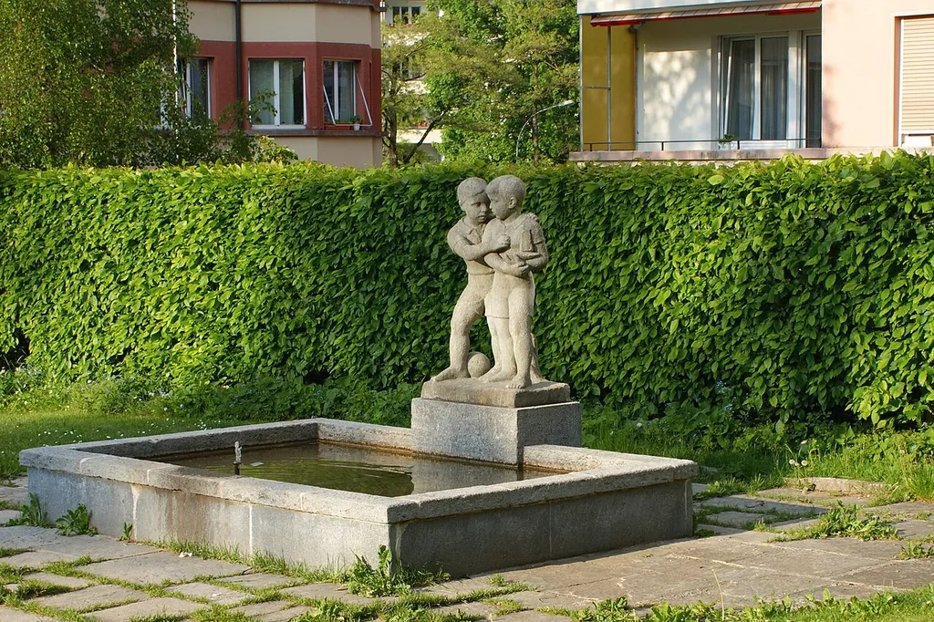 Brunnen mit Skulptur Zwei Knaben Spielplatz Obere Humboldtstrasse