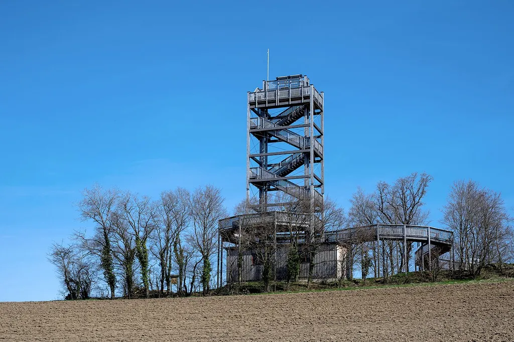Südliche Ansicht des Aussichtsturms am Burgstall in Kirchberg ob der Donau