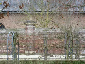 Lemiers Castle: garden wall