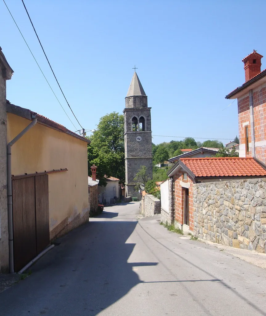 Središče vasi Prešnica s cerkvijo Sv. Jedrt.