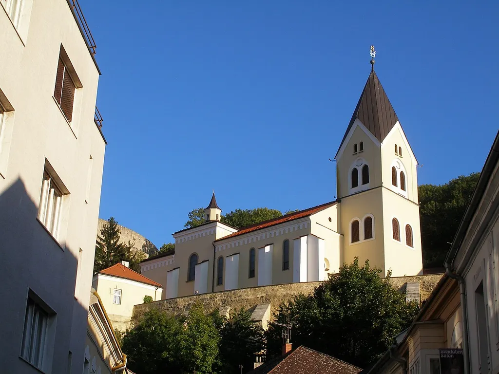 Farní kostel Narození Panny Marie v Trenčíně (pohled od severozápadu).