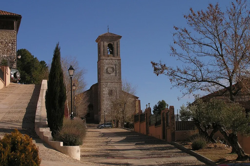 Construida entre los siglos XII y XIV en estilo múdejar, la torre es del XVI