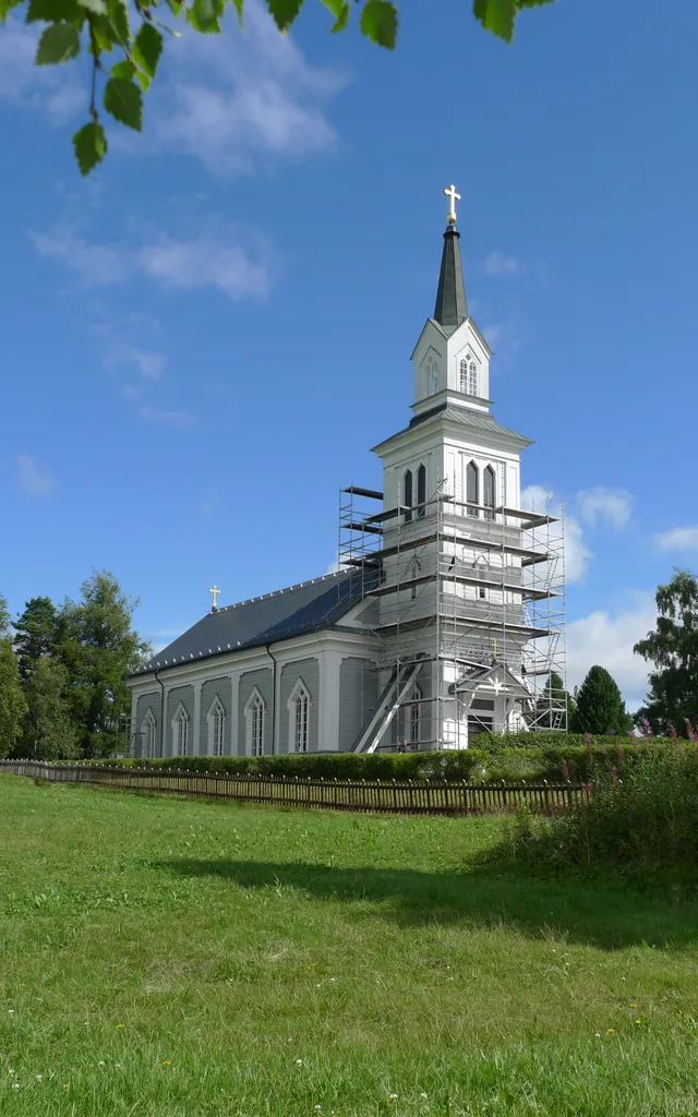 Hamra kyrka under ommålning, tagen från nordväst.