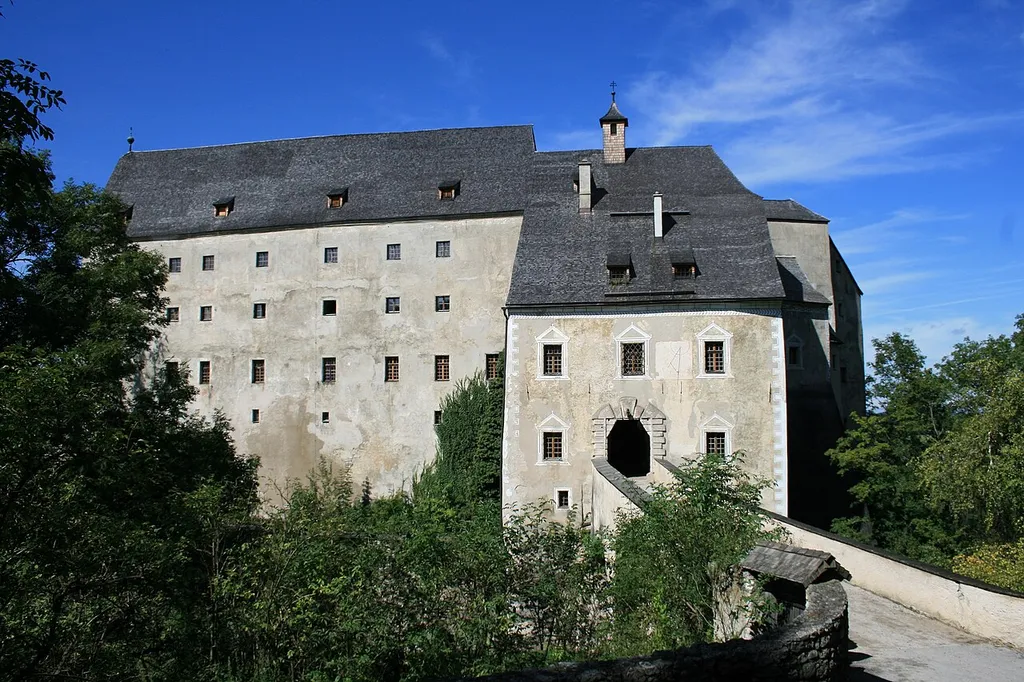Vorderansicht der Burg Altpernstein mit Brücke und Portal
