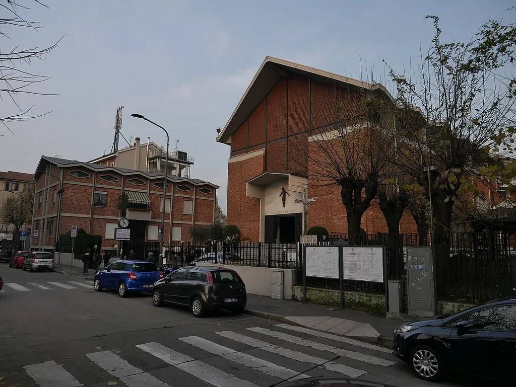 Vista dell'esterno della chiesa Annunciazione a Milano. Foto scattata da via Vignati