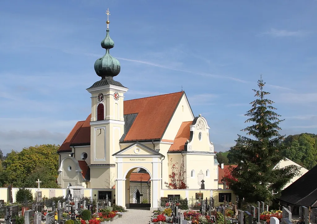 Die katholische Pfarrkirche hl. Margareta in der oberösterreichischen Gemeinde Niederthalheim. Die Kirche wurde 1913 errichtet, unter Einbeziehung des spätgotischen Chors (heute eine Seitenkapelle) und des barockisierten Westturmes der Vorgängerkirche.
